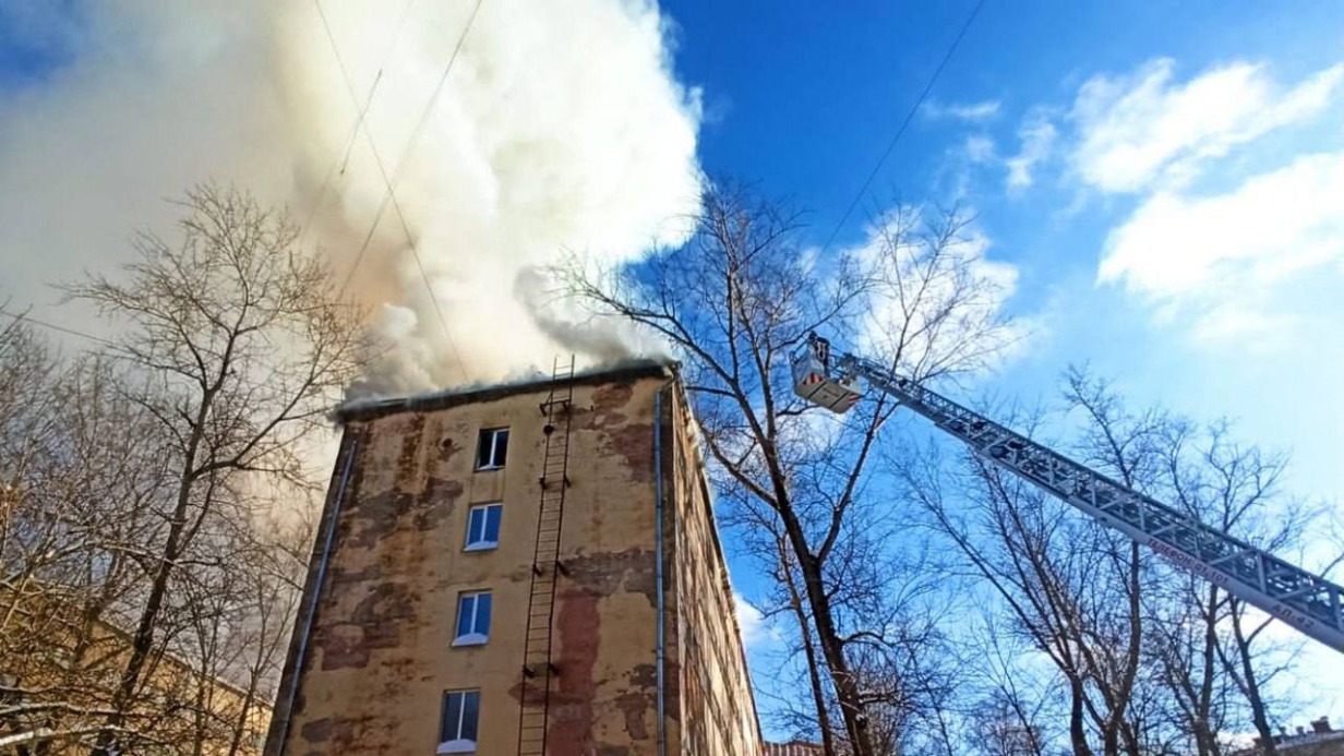 Появилось видео пожара в выселенном здании на севере Москвы