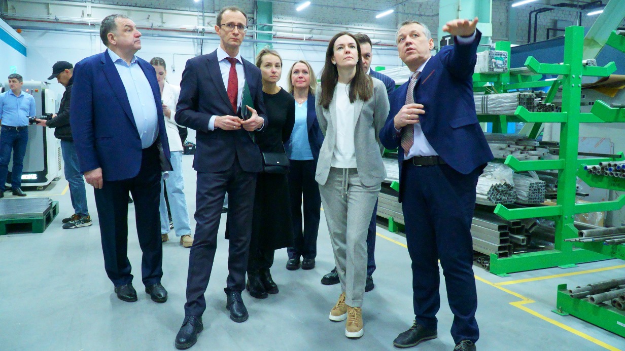Глава Департамента экономической политики и развития города Мария Багреева (вторая справа) посетила ОЭЗ «Технополис «Москва»