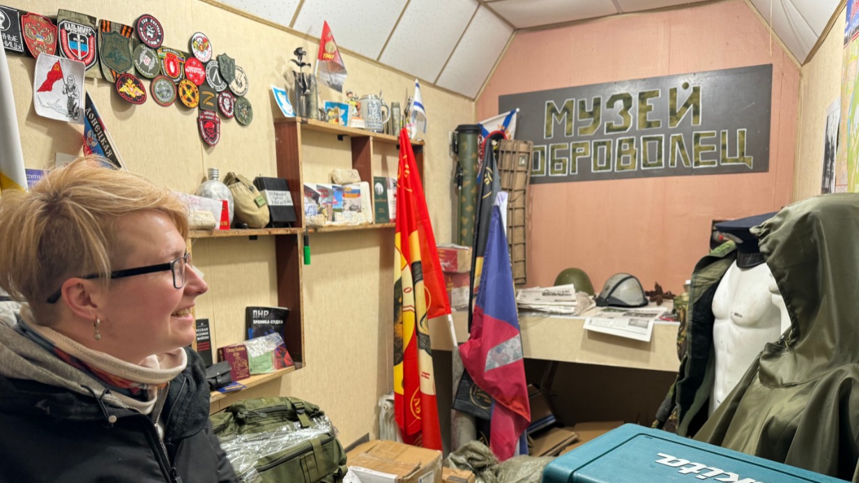 Волонтер движения «Интербригады» Ольга Шалина показывает нам музей: здесь можно увидеть как трофеи, так и сувениры от наших бойцов