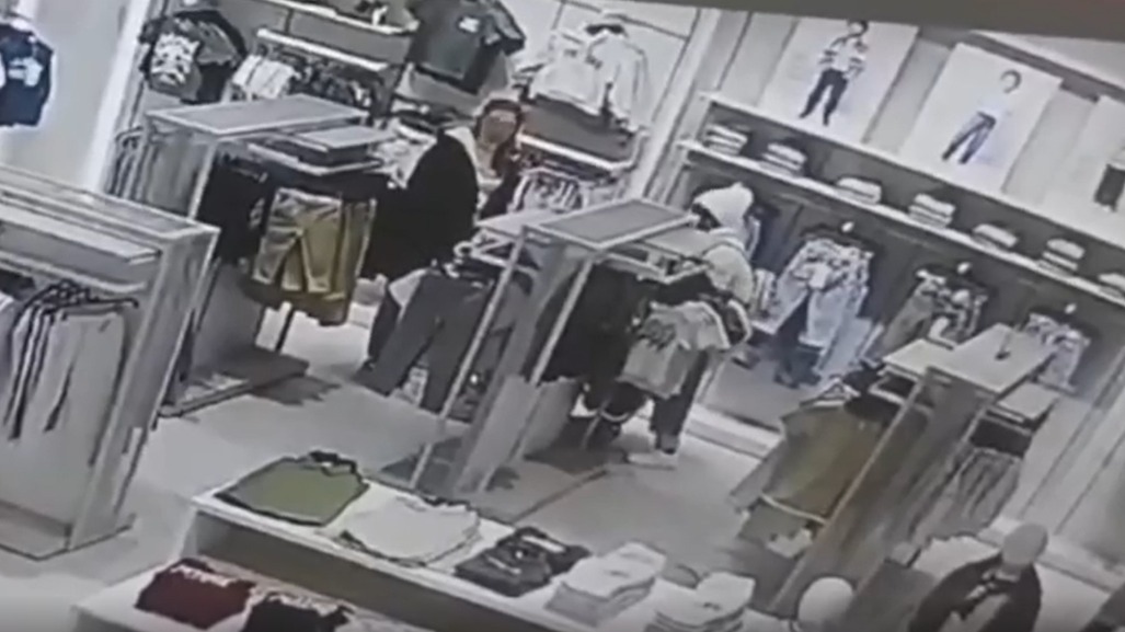 Женщина в Москве попыталась украсть одежду из магазина, спрятав ее в детскую коляску