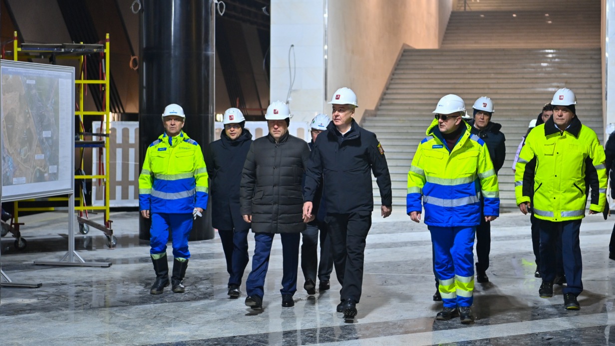 Мэр Москвы Сергей Собянин (в центре) осматривает ход строительства станции метро «Генерала Тюленева»