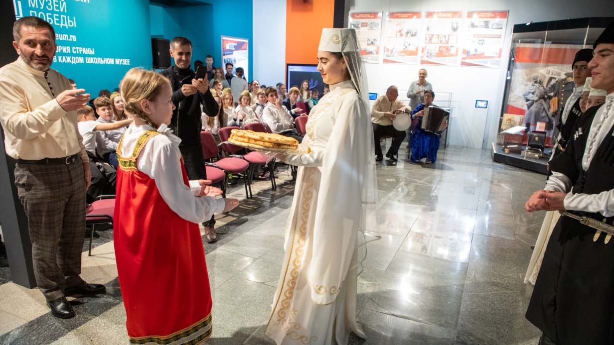 Школьники-активисты из Москвы и Осетии встретились в Музее Победы