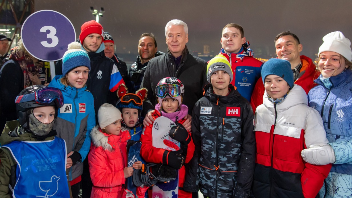Мэр Москвы Сергей Собянин (в центре) на открытии эскалаторной галереи и горнолыжного комплекса на Воробьевых горах