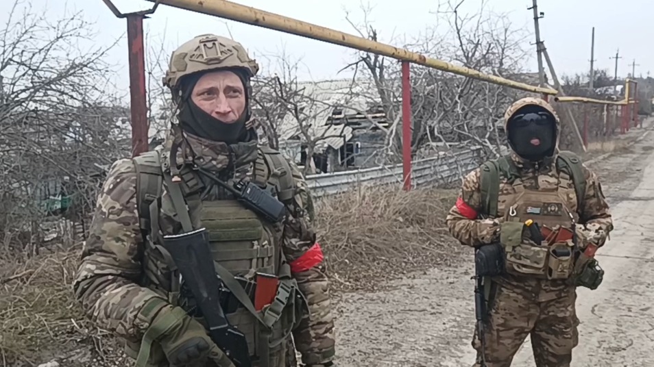 Боец отряда зачистки с позывным «Крест» (слева) с напарником работает вместе с частями инженерных войск