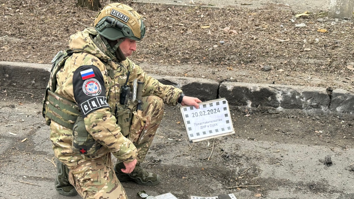 Сотрудник СЦКК в Донецке на месте обстрела фиксирует очередное преступление украинских националистов