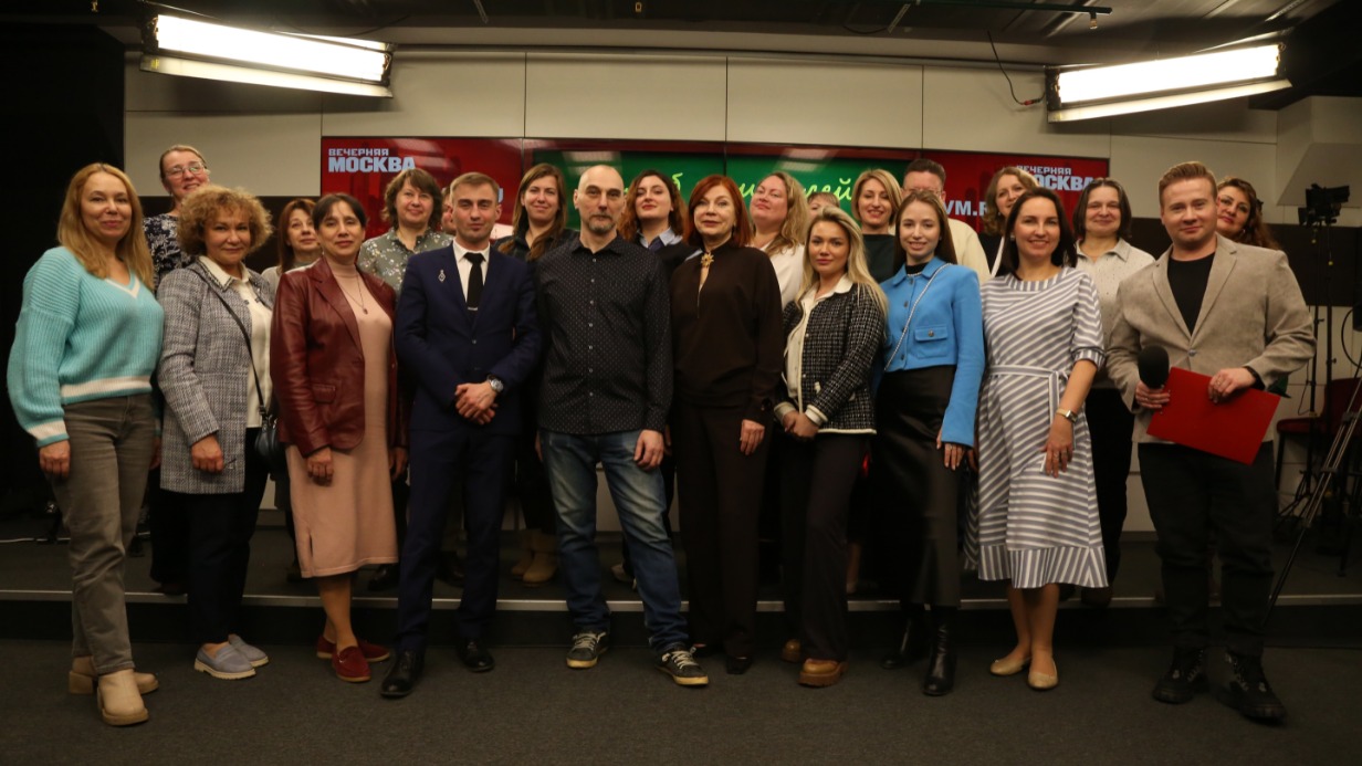 Участники «Клуба учителей» вместе с шеф-редактором «Прессы в образовании» Артемом Чубаром и руководителем проекта Ириной Сидоровой (в центре) в медиацентре редакции газеты «Вечерняя Москва»