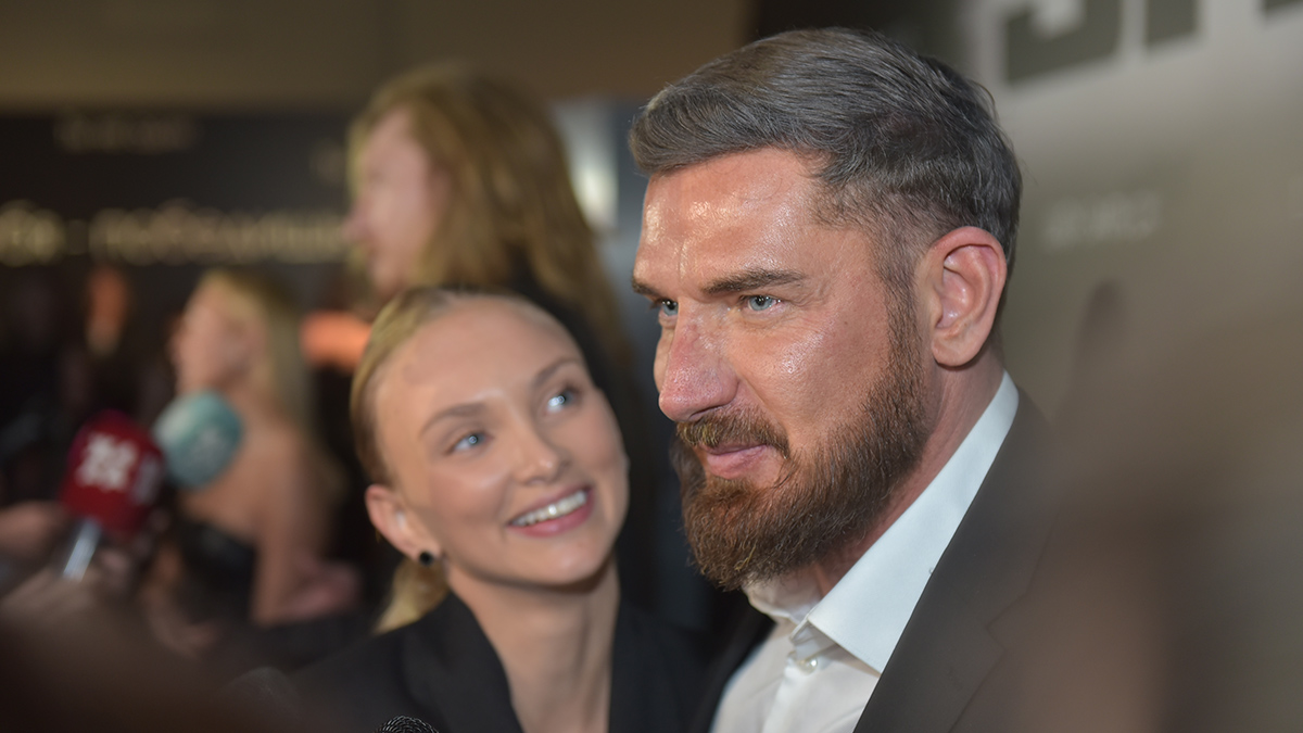 «Узнала, что у нее бьется два сердца»: Омаров показал УЗИ малыша и плачущую жену