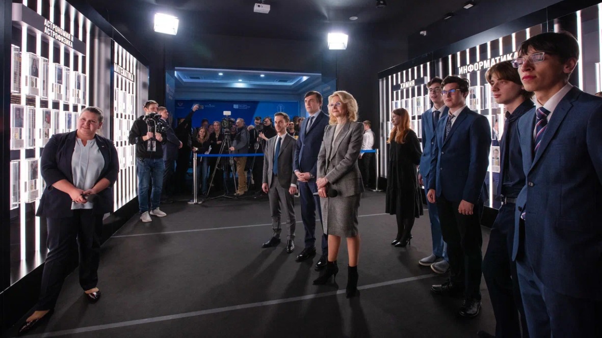 Общество «Знание» открыло «Аллею славы» российских школьников на ВДНХ