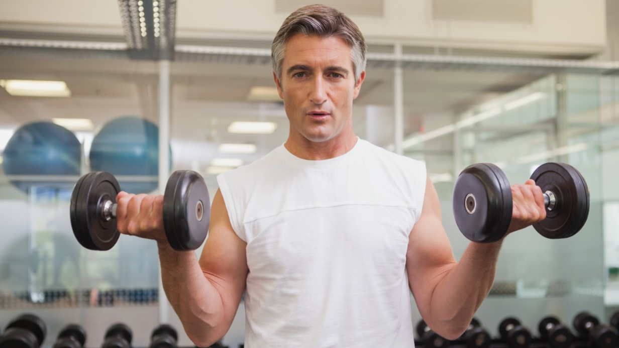 Регулярные физические упражнения с гантелями гарантированно увеличивают у мужчин уровень тестостерона 