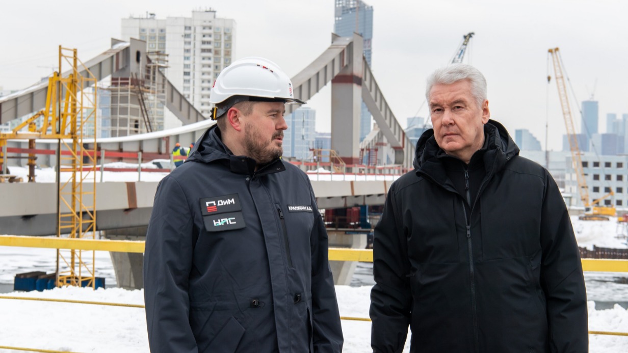 Мэр Москвы Сергей Собянин (справа) и генеральный директор компании-подрядчика Алексей Крапивин осмотрели строящийся автомобильный мост в районе улицы Мясищева, который свяжет Мневниковскую и Филевскую поймы