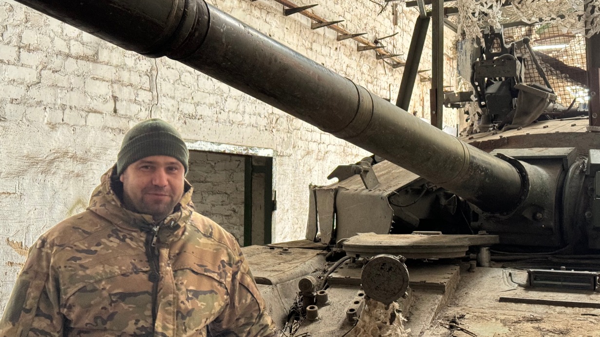 Донецкое направление. Командир трофейного танка Т-64 «Булат» 1-й Славянской бригады Иван «Чута», несколько дней назад принимавший участие в штурме Авдеевки, около своей боевой машины