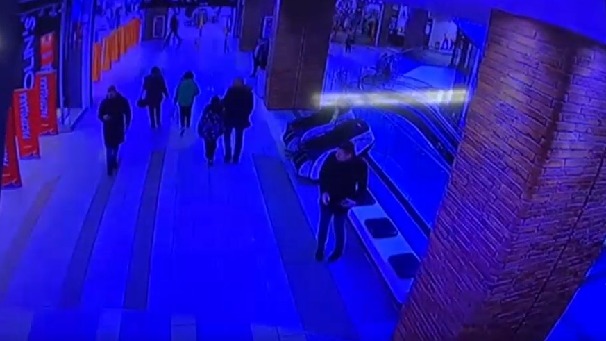 Мужчина украл оставленный в магазине телефон в Мытищах