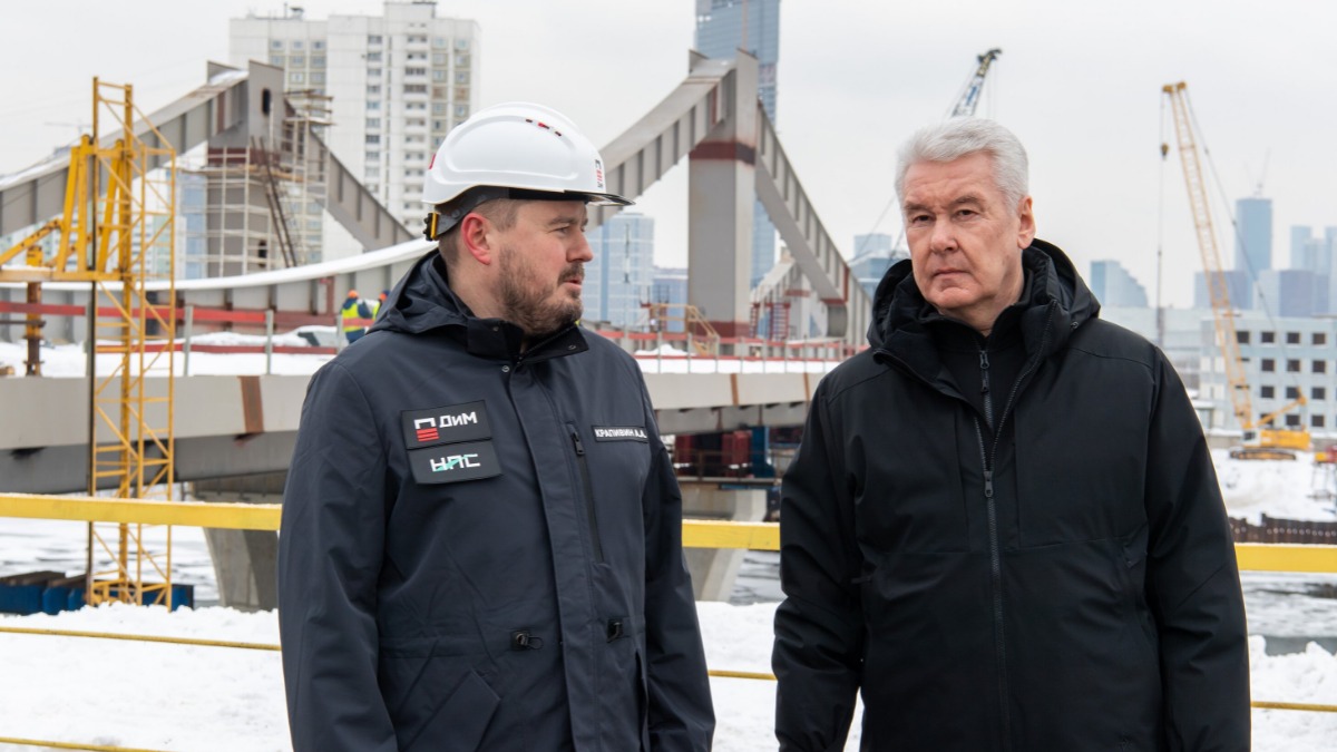 Мэр Москвы Сергей Собянин (справа) и генеральный директор компании-подрядчика Алексей Крапивин осмотрели строящийся автомобильный мост в районе улицы Мясищева 