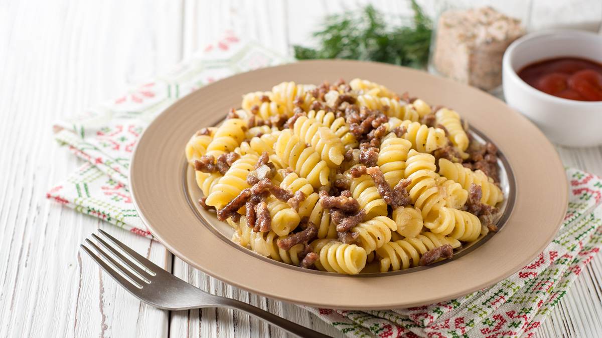 Школьников в Карелии накормили макаронами с жуками