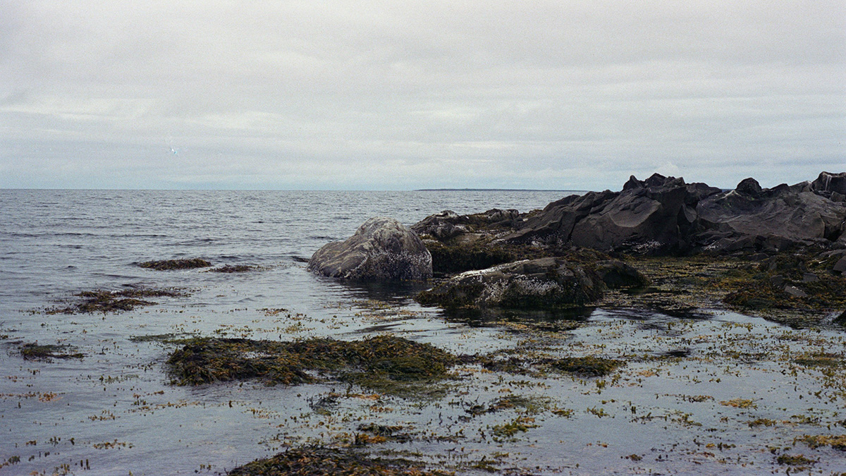 Спасенного после двух месяцев дрейфа в Охотском море мужчину доставили в Магадан