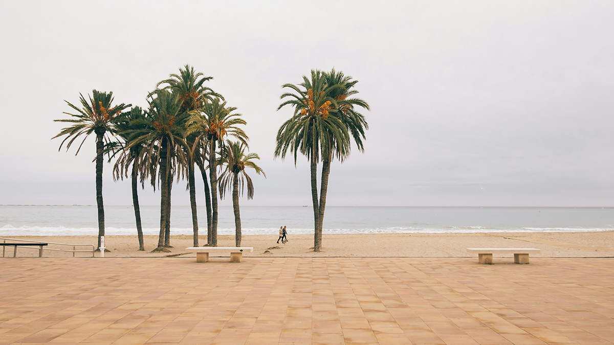 Два маленьких брата исчезли под водой на пляже в Испании на глазах у отца