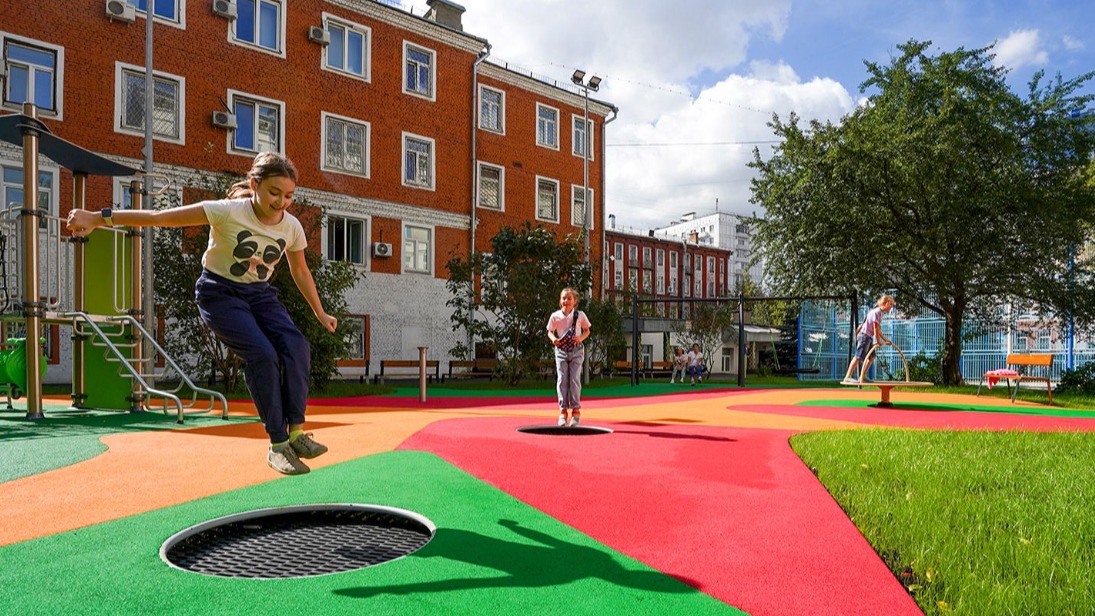 Более 120 территорий столичных школ и детских садов благоустроят в этом году
