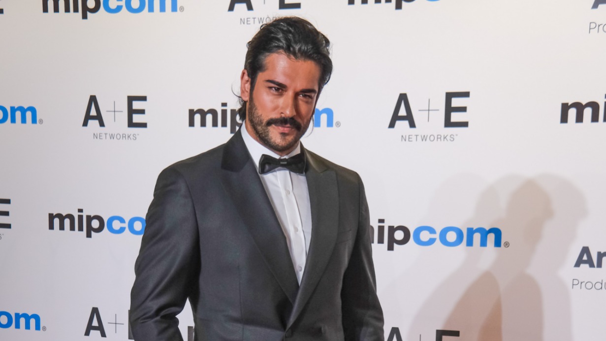 Рюмка водки у Бурака на столе: турецкий артист почувствовал себя русским