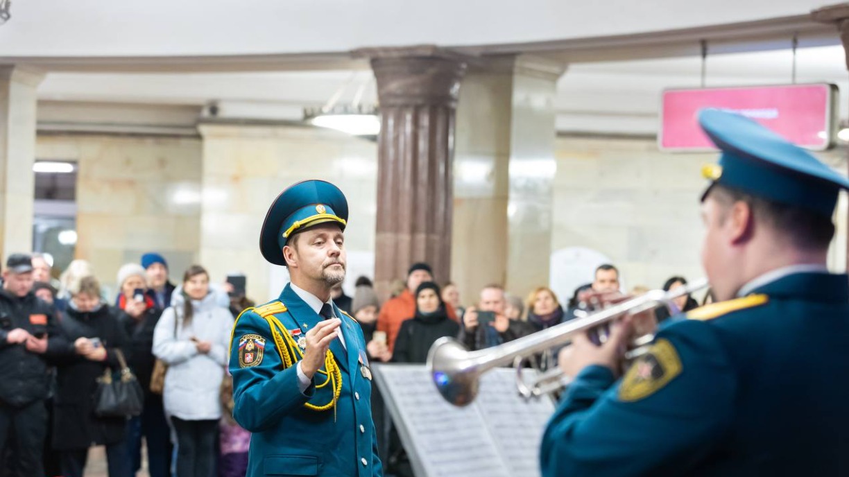 В честь Дня защитника Отечества в аванзале «Курской» прошел праздничный концерт