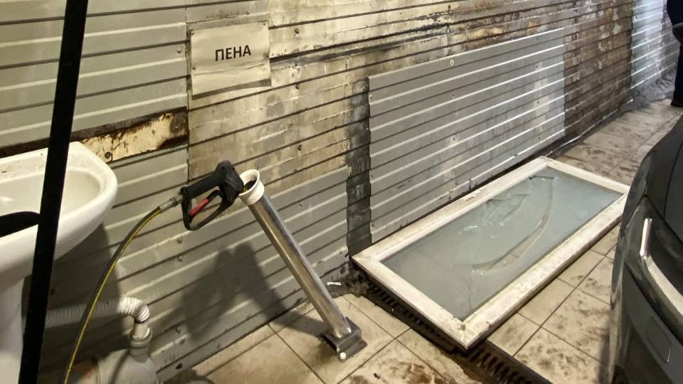 Оконная рама упала на ребенка в боксе автомойки на юге Москвы