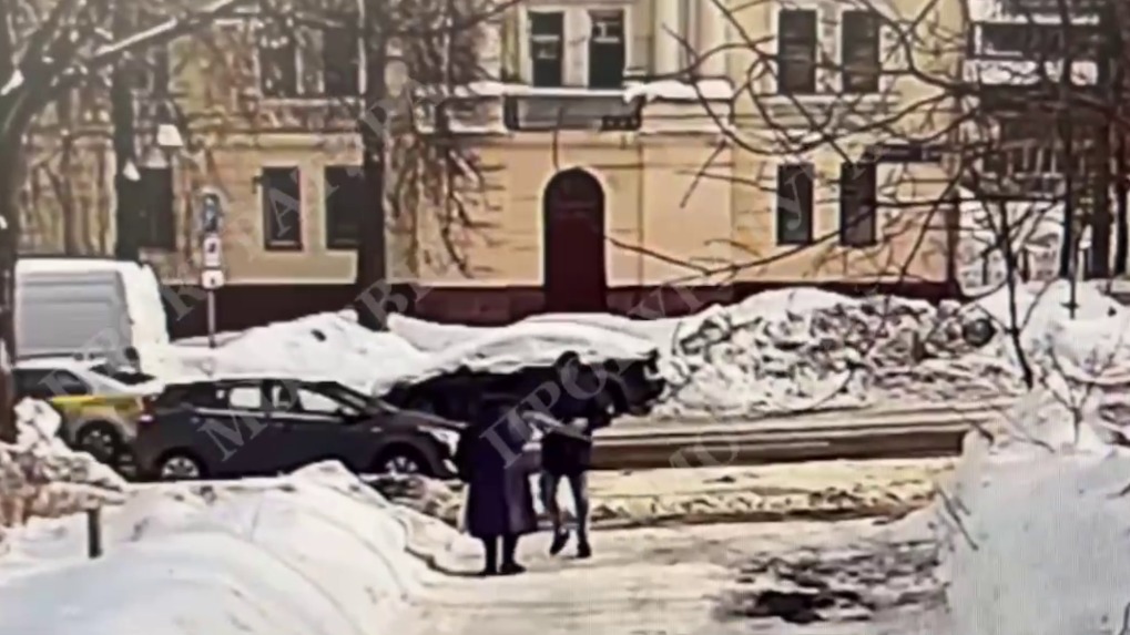 Мошенники похитили у пенсионерки в Москве более 1,5 миллиона и подарили букет цветов