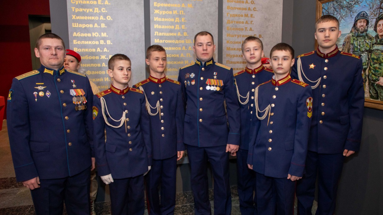 Герои России, майор Александр Волков (слева) и майор Борис Дудко (в центре) вместе с курсантами Московского президентского кадетского училища имени М. А. Шолохова войск национальной гвардии РФ на торжественном открытии новых имен на Мемориальной стене Героев РФ в Музее Победы