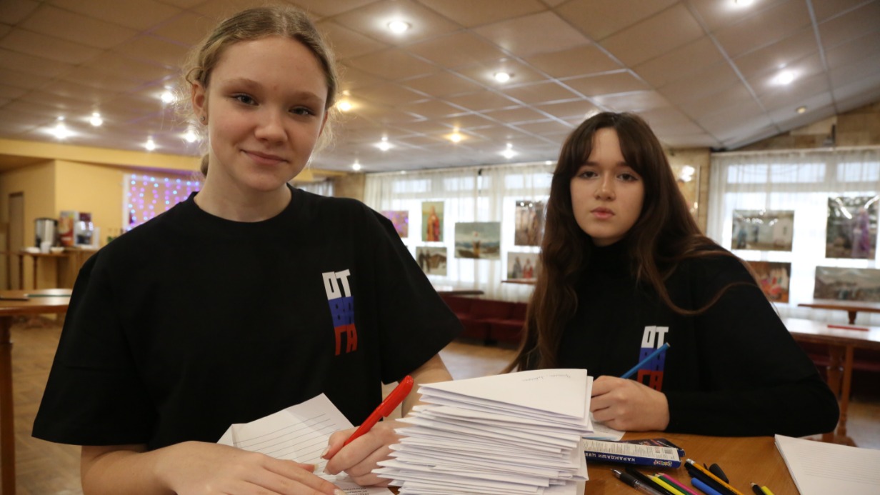 Волонтеры форума «Отвага» Варвара Николаева (слева) и Мария Елисеева пишут письма на фронт для участников СВО