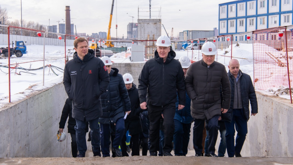 Заммэра, руководитель столичного Департамента транспорта и развития дорожно-транспортной инфраструктуры Максим Ликсутов, мэр Москвы Сергей Собянин и заммэра по вопросам градостроительной политики и строительства Андрей Бочкарев (слева направо в первом ряду) осмотрели будущую станцию «ЗИЛ»