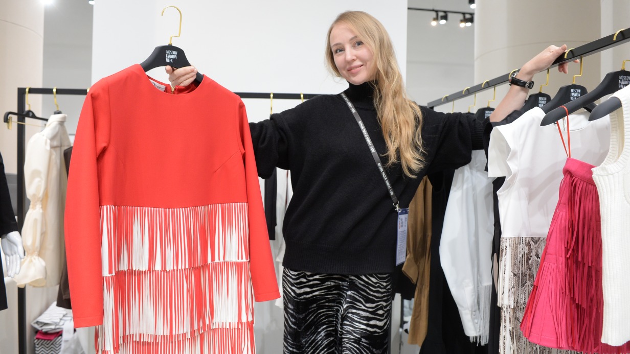 Дизайнер Евгения Карташова приняла участие в показе в галерее «Паркинг» в парке «Зарядье». Впереди у модельеров Московская неделя моды. Свои коллекции покажут дизайнеры из 151 города России, а также зарубежные кутюрье