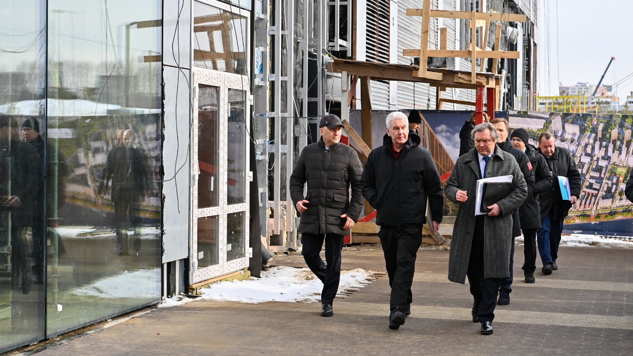 Мэр Москвы Сергей Собянин (в центре) во время осмотра строящегося музея искусств на территории бывшей промзоны «ЗИЛ» 