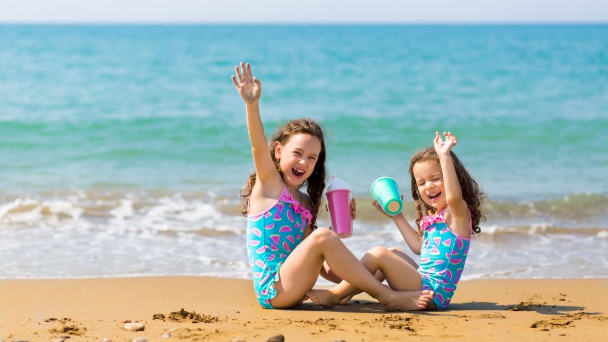 Детям особенно полезно проводить лето на курорте: морской воздух и солнечные ванны укрепляют иммунитет
