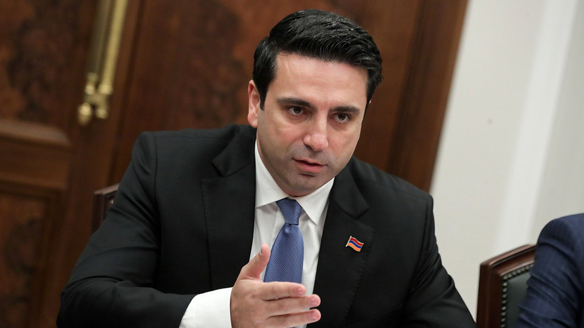 Спикер парламента Армении посоветовал искать украденные деньги в трусах