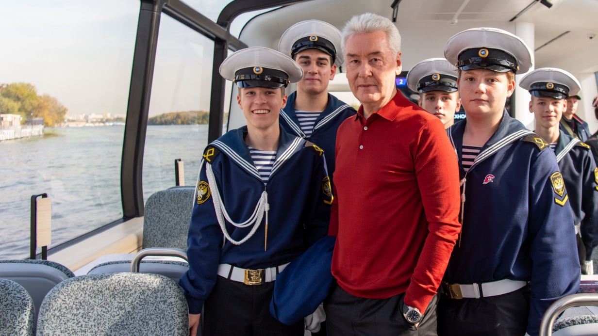 Мэр Москвы Сергей Собянин (в центре) во время открытия второго регулярного круглогодичного маршрута электросудов на Москве-реке — от ЗИЛа до района Печатники