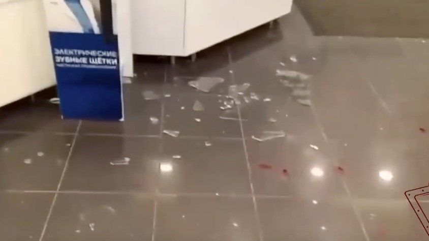 Пьяный москвич разбил аптечную витрину. Видео