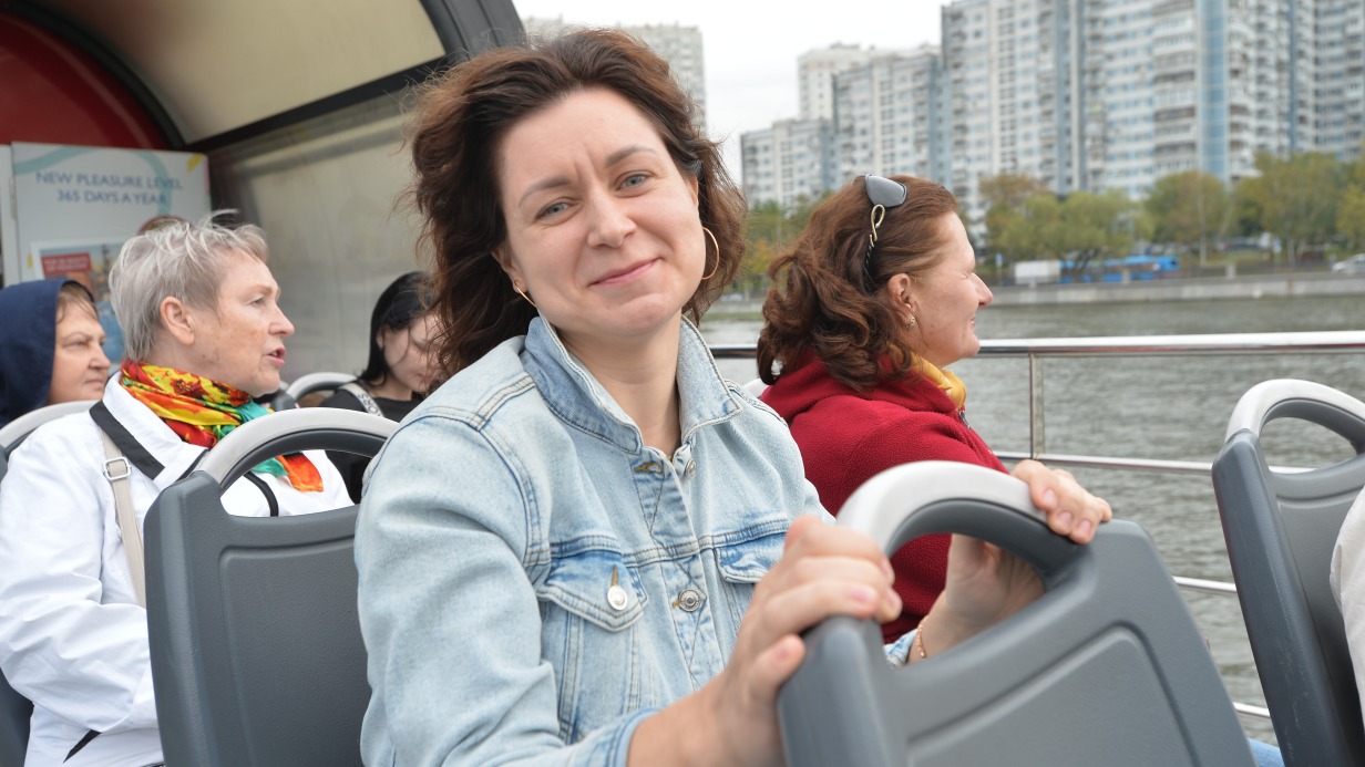 Пассажиры теплохода во время бесплатной прогулки по Москве-реке