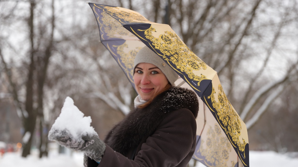 Молодая мама Елена Чернецкая гуляет в парке в районе Орехово-Борисово Северное