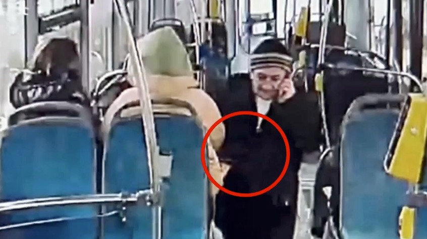 Пожилой москвич похитил смартфон у 17-летней девушки в салоне автобуса