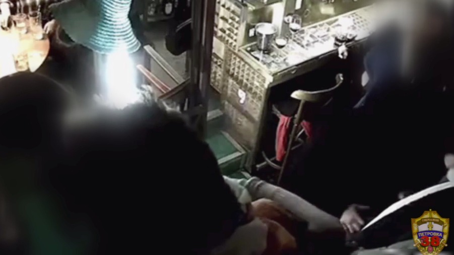 Посетитель столичного бара украл с вешалки дорогую куртку