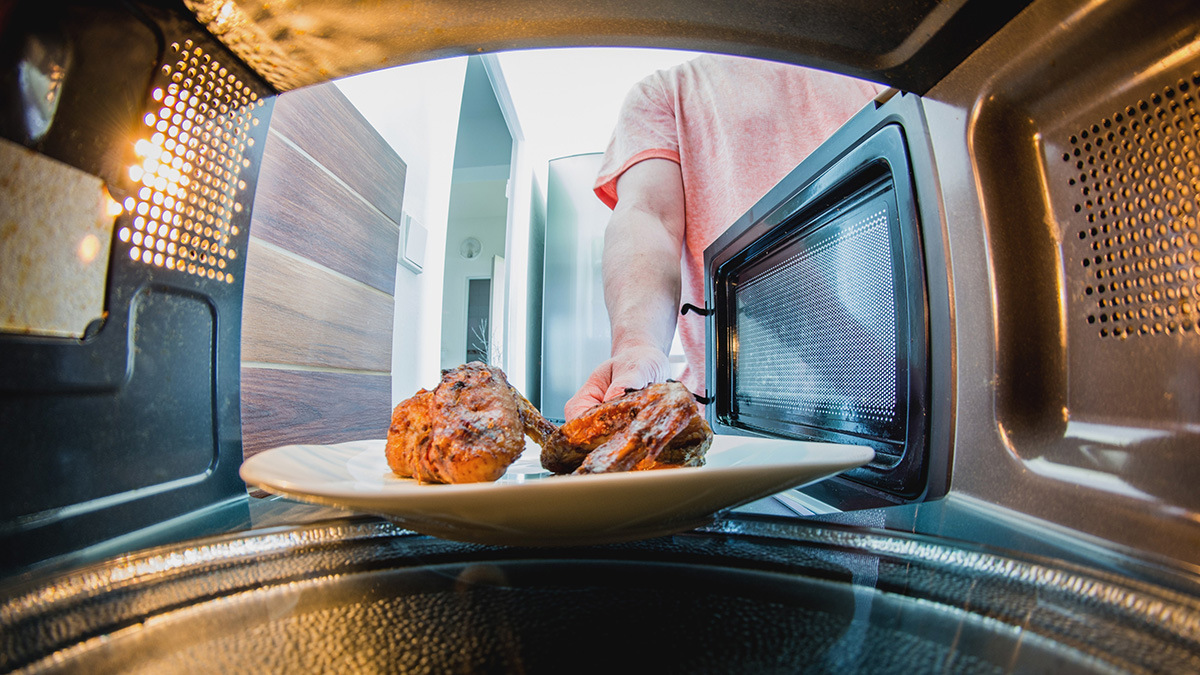 Ученые рассказали об опасных бактериях в микроволновках