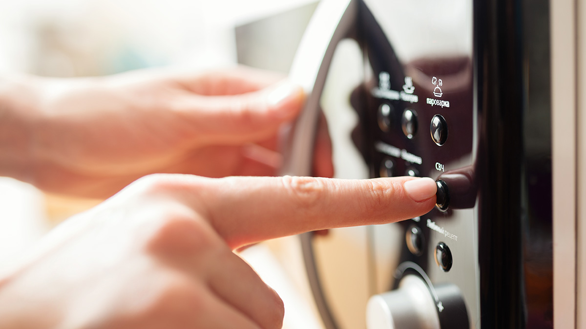 Эксперт Кучеров ответил, приводит ли использование микроволновки к раку