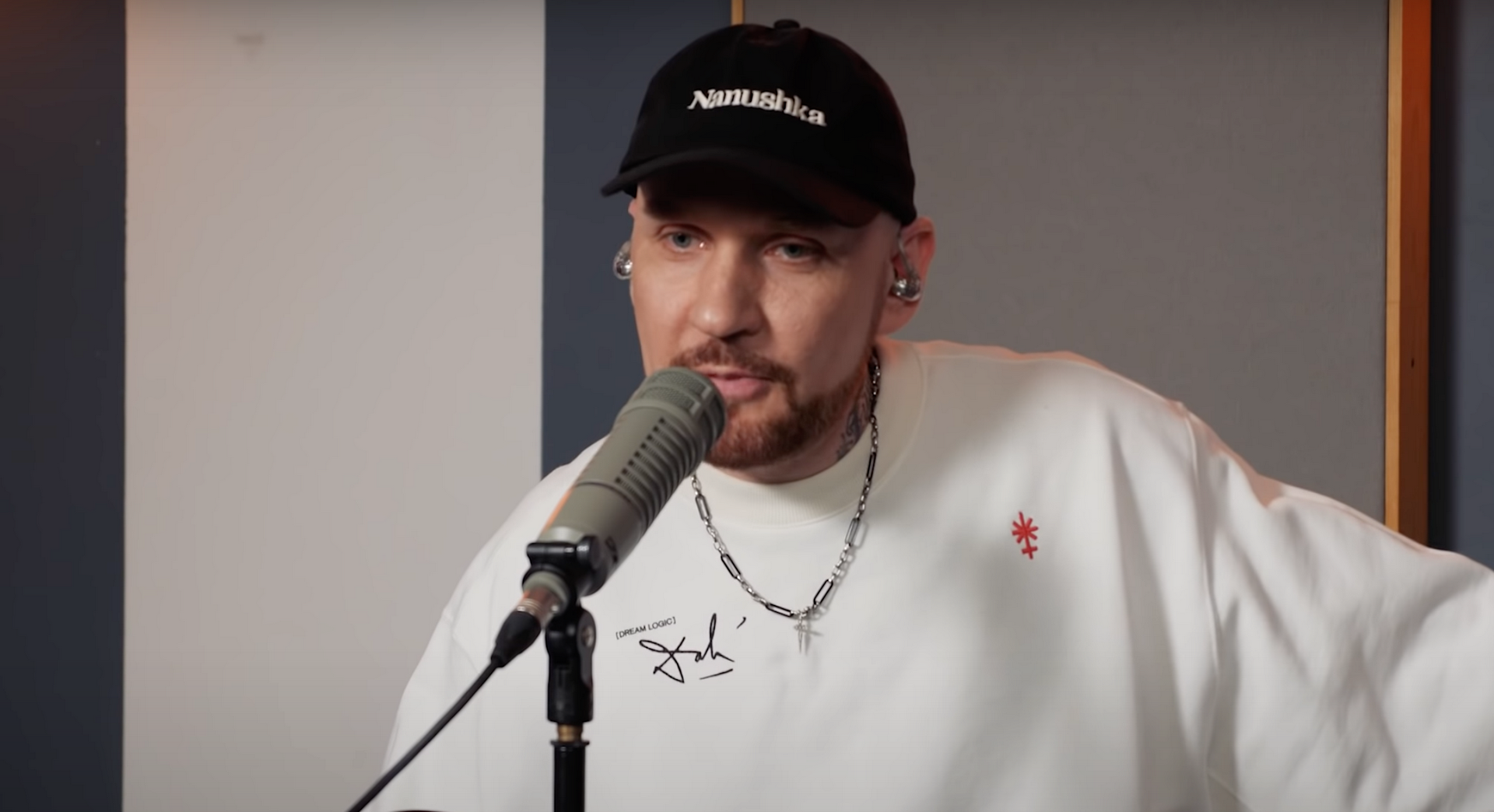 Преданная фанатка подарила певцу Звонкому вертолет за семь миллионов долларов