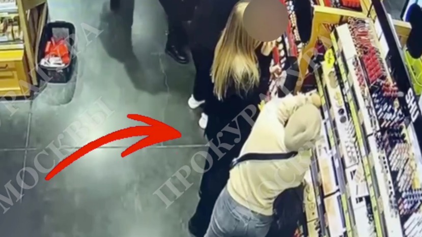 Злоумышленница украла телефон у покупательницы в центре столицы. Видео