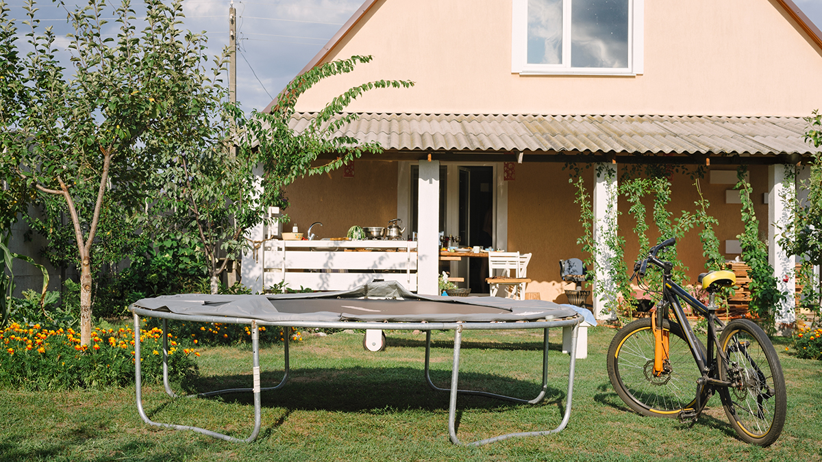 112: Вихрь поднял в воздух теплицу вместе с дачницей в Ярославской области