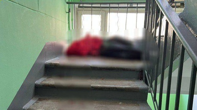 Израненное тело мужчины нашли на лестничной площадке на востоке Москвы