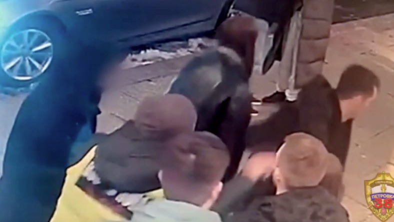 Посетитель бара отправил в нокаут оппонента в центре столицы. Видео