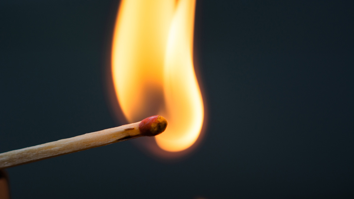 Дети в Алтайском крае спалили баню и два сарая, играя со спичками