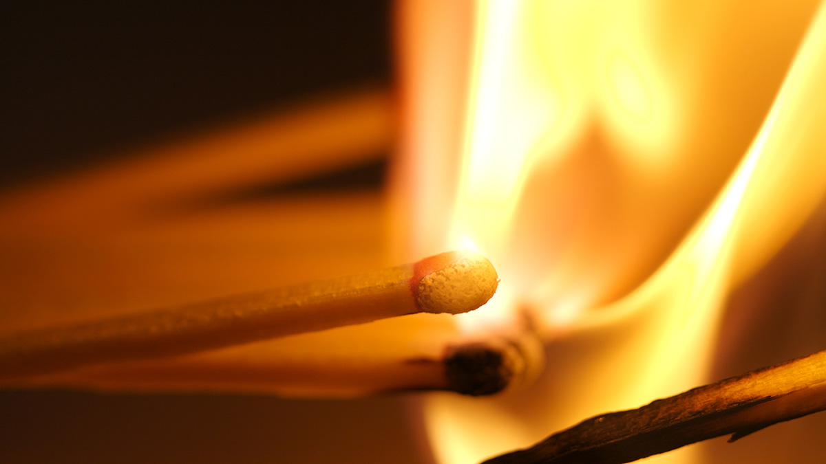 Школьник игрался со спичками и сжег соседский дом и машину под Волгоградом