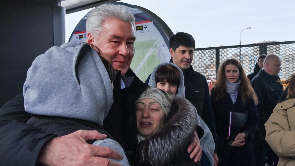 Мэр Москвы Сергей Собянин поздравляет пассажиров с открытием южного вестибюля московского городского вокзала «Лианозово» МЦД-1