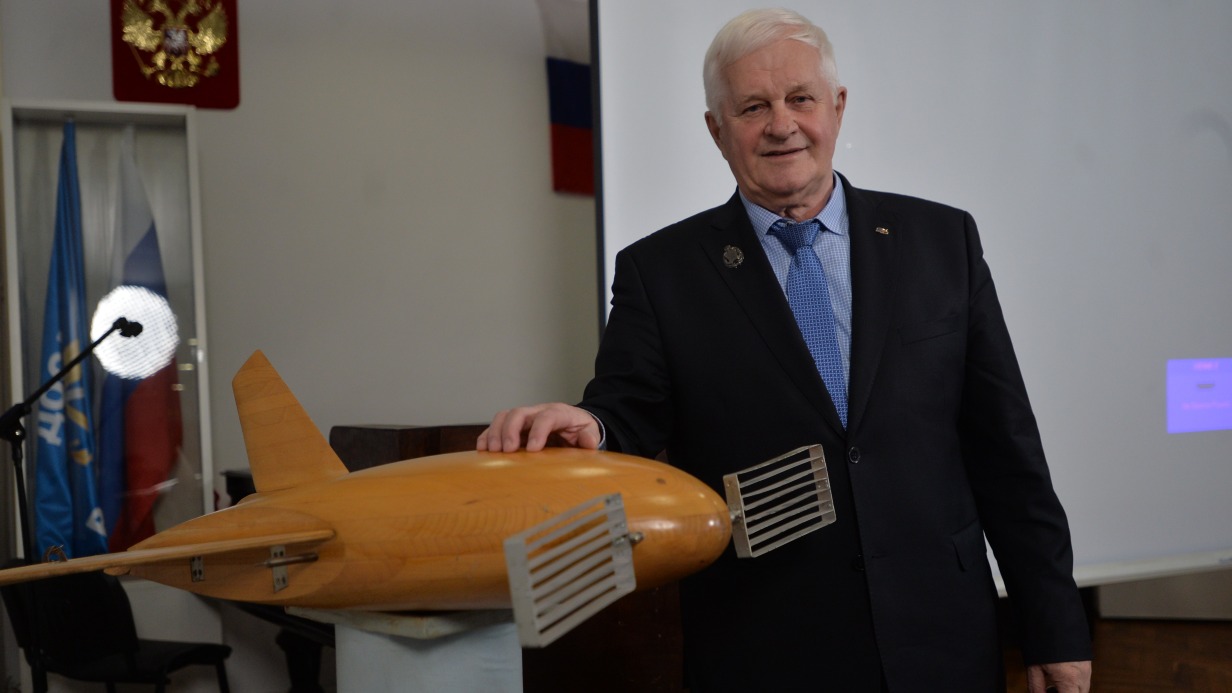 Профессор, начальник кафедры аэродинамики Академии имени Н. Е. Жуковского (1994–2008 годы) Александр Желанников демонстрирует макет многоразового орбитального космического корабля, сконструированного по чертежам группы космонавтов, возглавляемой Юрием Гагариным в 1968 году