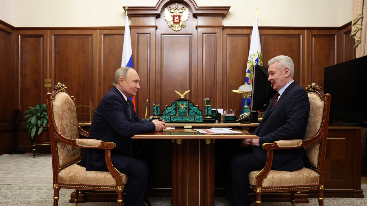 Мэр Москвы Сергей Собянин (справа) рассказал президенту Российской Федерации Владимиру Путину о достижениях, которых добилась столица в 2023 году